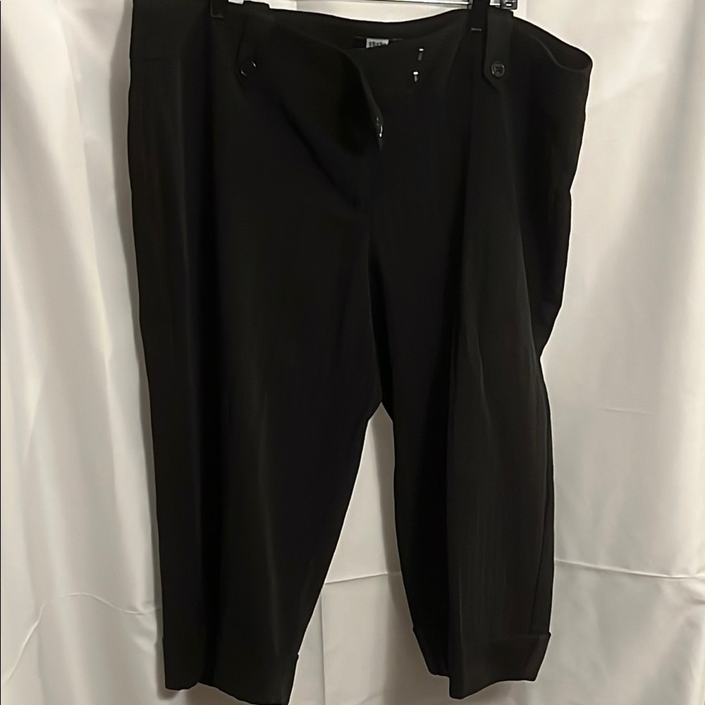 Women’s Black Capris